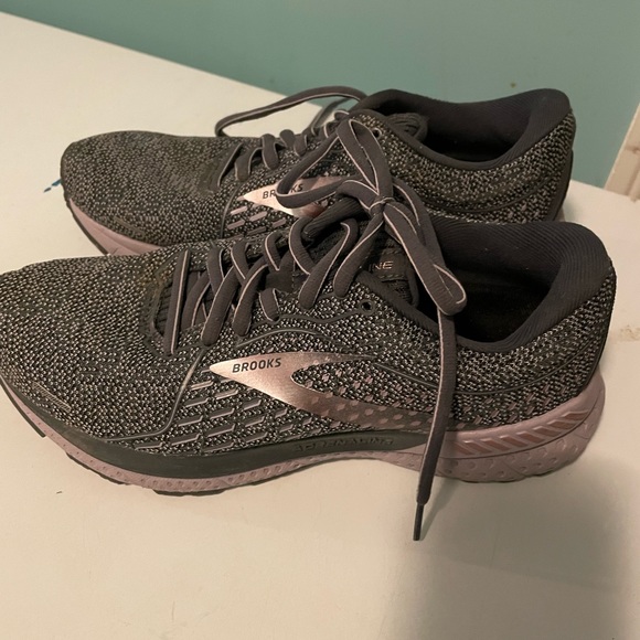 Size 7 wide Brooks Adrenaline women shoes - Picture 3 of 4